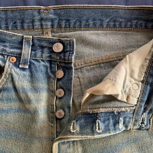 Vintage 90s 501 Levi’s red batwing button closure